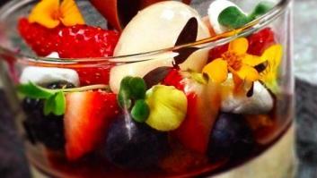 Pannacotta de maracuyá, gelatina de lima-fresa, sorbete de manzana y frutas rojas