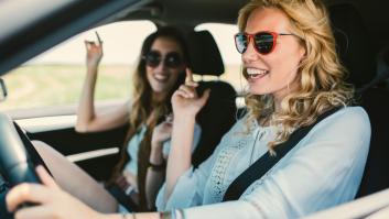 Por qué nos sienta bien cantar en el coche, según los psicólogos