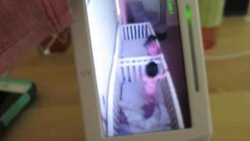La reacción de dos bebés cuando su madre les pilla jugando en la cuna (VÍDEO)