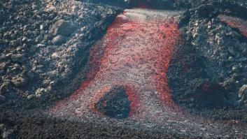 La nueva lengua de lava se bifurca cerca del mar y amplía su radio de destrucción