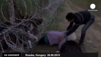 Euronews graba el paso de los refugiados sirios por la alambrada de Hungría (VÍDEO)