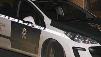 La Guardia Civil auxilia a una bebé a la que sus padres dejaron sola "por error" en un aparcamiento