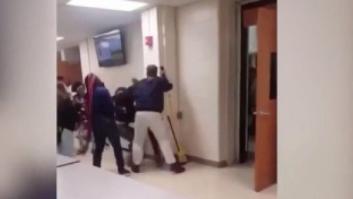 Un profesor media en una pelea entre estudiantes y acaba recibiendo una paliza