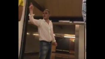 Agresión nazi en el Metro de Madrid: "Ojalá viniera uno con bigote y os metiera a todos en una puta nave"
