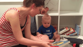 A este bebé le gustan tanto los libros que llora cada vez que se termina el cuento (VÍDEO)