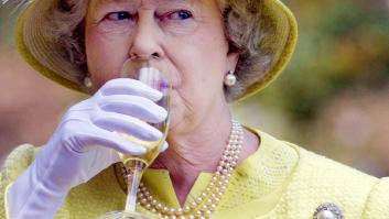 Los médicos prohíben a Isabel II que beba alcohol