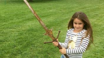 Una niña encuentra una espada en el legendario lago del rey Arturo