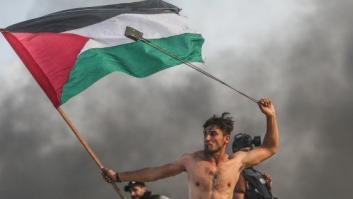 La viral imagen de un joven palestino que recuerda a 'La Libertad guiando al pueblo'