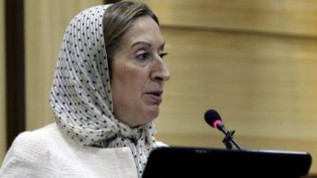 El velo se le escurre varias veces a la ministra de Fomento durante una rueda de prensa en Irán