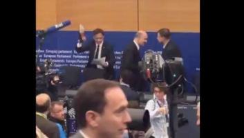 Un eurodiputado italiano de la Liga Norte "pisa" los papeles de Moscovici con su zapato