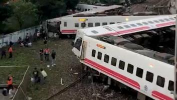 Al menos 17 muertos al descarrilar un tren en Taiwán