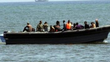 Rescatan a 42 inmigrantes subsaharianos de una patera y los llevan a Málaga