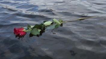 "¿Puedes tirar esta rosa al lago?", la emotiva petición de una viuda en silla de ruedas para recordar a su marido
