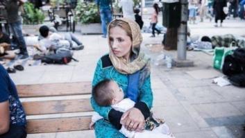 Un día de la vida de los refugiados afganos en la Plaza Victoria de Atenas