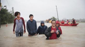 Al menos 8 muertos en Texas por Harvey y miles de personas esperan rescate