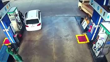El impactante vídeo del descuido de un conductor en una gasolinera