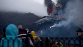 El volcán cambia de apariencia por el desplazamiento de la lava hacia el oeste y continúa en su fase más explosiva