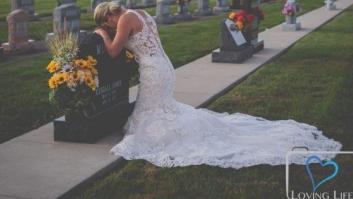 La historia de la novia que llora sobre la tumba de su prometido