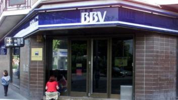 El BBVA decide ahora aplazar el cobro de dos euros a los no clientes que usen sus cajeros