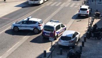 Un muerto y un herido al estrellarse un coche contra dos paradas de autobús en Marsella