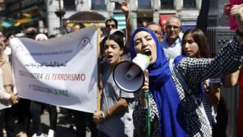 "Unidos contra el terrorismo": El grito de los musulmanes contra el yihadismo en la Puerta del Sol