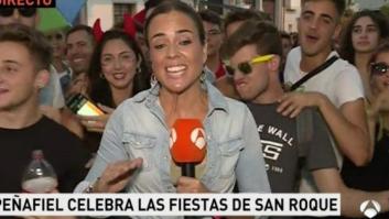 Los vergonzosos gestos de unos jóvenes a una reportera de Antena 3 en pleno directo