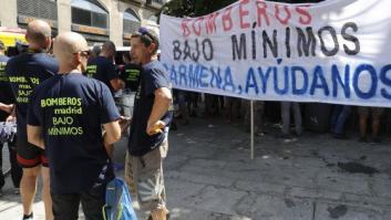 Los bomberos municipales protestan por la 'falta de compromiso' de Carmena