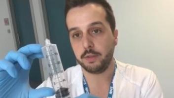 El vídeo viral de un enfermero explicando qué pasa si se cuela una burbuja de aire en el suero