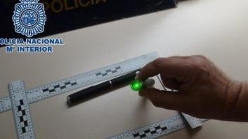 Dos identificados por deslumbrar a pilotos de aviones con un puntero láser en Málaga