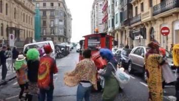 Ernai protesta contra el turismo al ritmo de 'La Macarena'