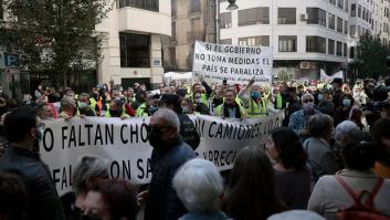 Un grupo de manifestantes lanza huevos a las líderes de izquierdas antes del acto de Valencia