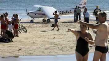 Mueren dos bañistas golpeados por una avioneta que aterrizaba de emergencia en una playa de Portugal