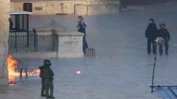 La Policía israelí vuelve a entrar en la Explanada de las Mezquitas y se enfrenta con un grupo de jóvenes