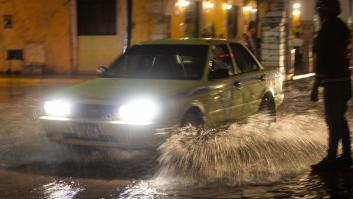 La Guardia Civil recuerda el gesto que no debes hacer al volante cuando llueve