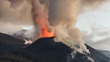 La lava derrumba un acantilado en La Palma provocando una nube de polvo, vapor y gases