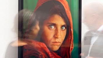 Italia da asilo a la famosa niña afgana retratada por Steve McCurry