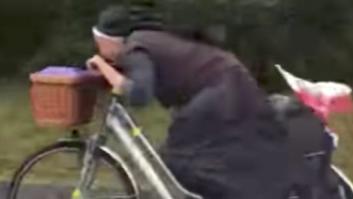 La imagen de una monja ciclista en chanclas haciendo el camino de Santiago a toda velocidad ya es viral