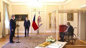 Esta foto del presidente checo no es un montaje, aunque hace alucinar a todo el mundo