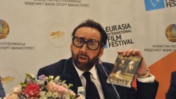 Nicolas Cage visita Kazakhstan y su atuendo se convierte en meme