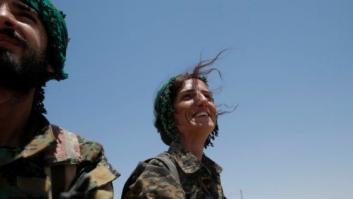 Las mujeres enseñan los dientes al Estado Islámico en el asalto a Raqqa