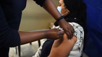 Científicos sudafricanos apuntan a que la vacuna previene la covid grave de la variante ómicron