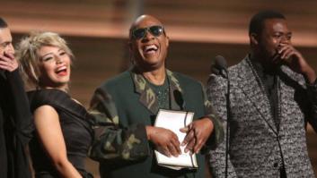 La broma sobre el braille de Stevie Wonder en los Grammy 2016