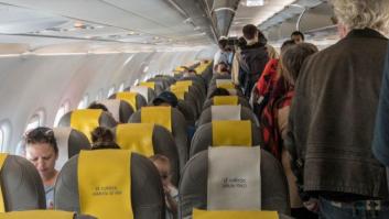 Pasajeros de un avión en Barcelona se rebelan para impedir la deportación de un 'sin papeles'
