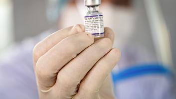 Pfizer asegura que tres dosis de su vacuna previenen contra ómicron, pero dos son menos eficaces