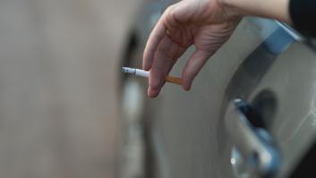 Sanidad quiere prohibir fumar en el coche: así es el borrador del nuevo plan contra el tabaquismo