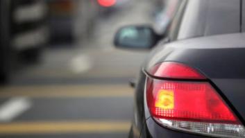 ¿Haces lo correcto al encender las luces de emergencia cuando aparcas en doble fila?