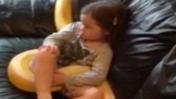 Escándalo por el vídeo subido por un padre a Facebook de su hija viendo la tele con una pitón