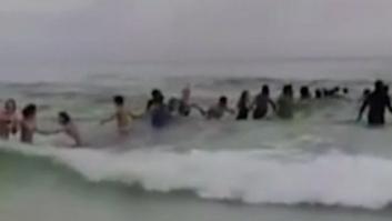 Una cadena humana salva de morir ahogada a una familia en una playa de Florida