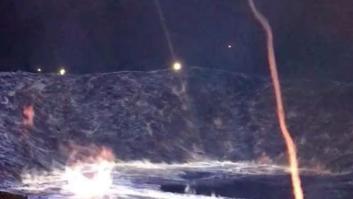 El resplandor azul provocado por un incendio de azufre deja boquiabiertos a los vecinos de un pueblo de Wyoming