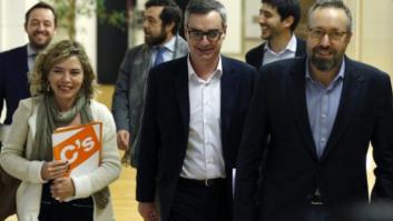 El PSOE negocia con C's mientras se reúne en otra sala con Podemos e IU